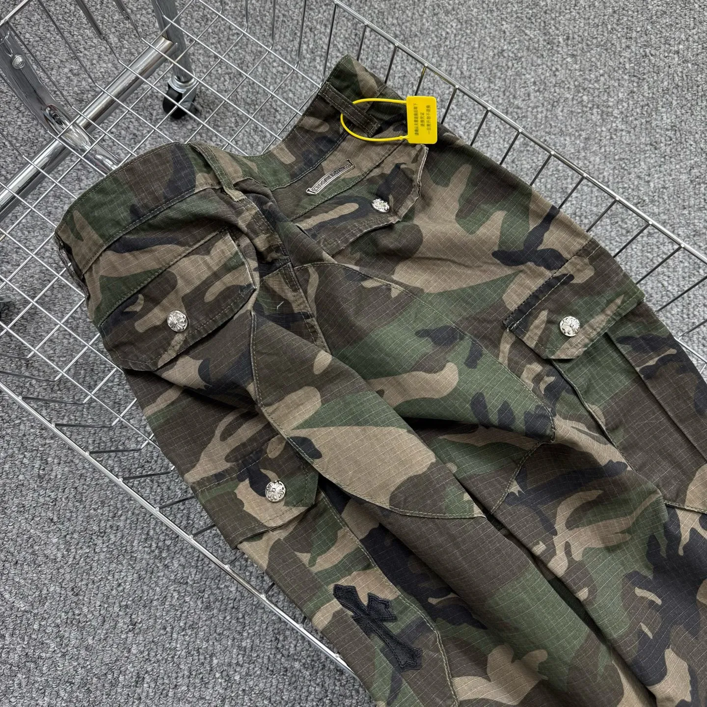 P260 Style number: H855 Chrome Hearts & Chrome Hearts new silver camouflage three-dimensional pocket overalls, original customized fabric, the same high-end simple and loose version as the Internet celebrity star, with multiple embroidered letter LOGO designs, very high-end and stylish! The fabric feels very comfortable, a super versatile and good-looking overalls Size: 28-30-32-34-36 Color: Camouflage